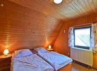 Ferienhaus Toschke in Vitte, Schlafzimmer mit Doppelbett im Obergeschoss